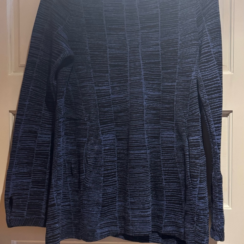 NIC+ZOE Black and Blue Textured Sweater tunic, Size Medium, Excellent Conditiom